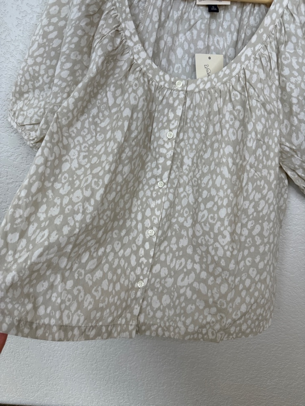 Universal Thread Puff Sleeve Blouse Beige Cream size Womens Medium NWT - Picture 5 of 7